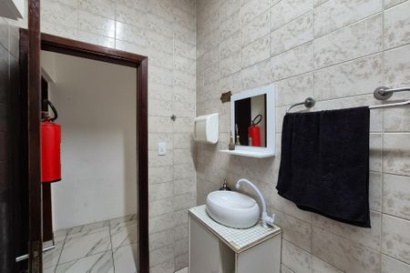 Casa à venda com 374m², 4 quartos e 2 vagasBanheiro Social - sala