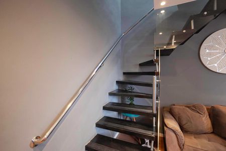 Apartamento à venda com 100m², 2 quartos e 1 vagaEscada