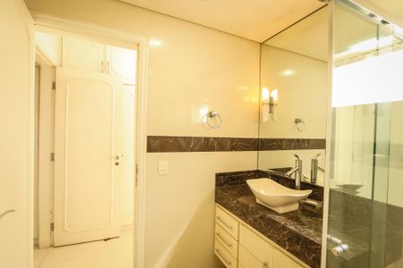 Apartamento à venda com 158m², 3 quartos e 3 vagasBanheiro da Suite 2