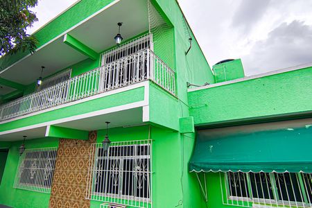 Casa à venda com 210m², 4 quartos e 2 vagas Casa à venda com 210m², 4 quartos e 2 vagasfrente da casa