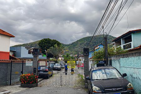 Casa à venda com 210m², 4 quartos e 2 vagas Casa à venda com 210m², 4 quartos e 2 vagasfachada