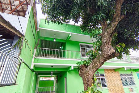 Casa à venda com 210m², 4 quartos e 2 vagas Casa à venda com 210m², 4 quartos e 2 vagasfrente da casa