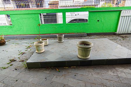 Casa à venda com 210m², 4 quartos e 2 vagas Casa à venda com 210m², 4 quartos e 2 vagasfrente da casa