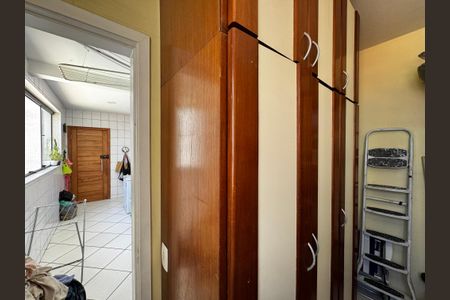 Apartamento à venda com 176m², 4 quartos e 3 vagas Apartamento à venda com 176m², 4 quartos e 3 vagasCozinha e Área de Serviço