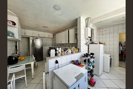Apartamento à venda com 176m², 4 quartos e 3 vagas Apartamento à venda com 176m², 4 quartos e 3 vagasCozinha e Área de Serviço