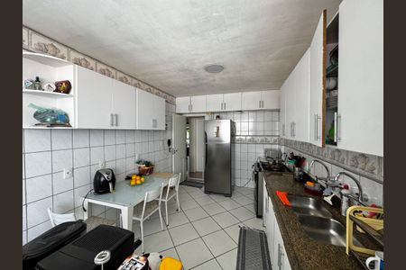 Apartamento à venda com 176m², 4 quartos e 3 vagas Apartamento à venda com 176m², 4 quartos e 3 vagasCozinha e Área de Serviço