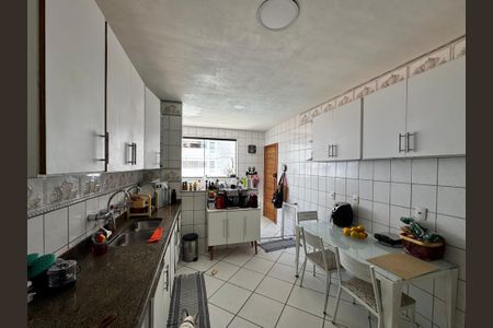 Apartamento à venda com 176m², 4 quartos e 3 vagas Apartamento à venda com 176m², 4 quartos e 3 vagasCozinha e Área de Serviço