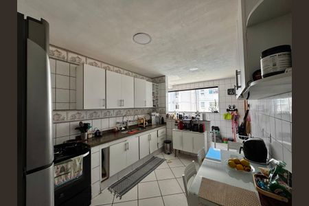 Apartamento à venda com 176m², 4 quartos e 3 vagas Apartamento à venda com 176m², 4 quartos e 3 vagasCozinha e Área de Serviço