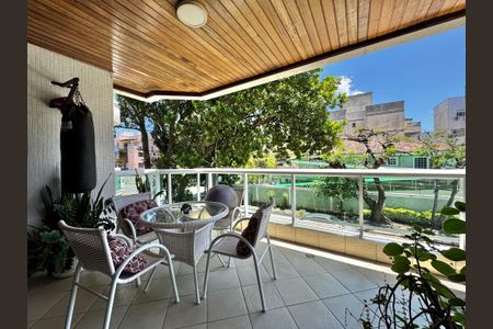 Apartamento à venda com 176m², 4 quartos e 3 vagas Apartamento à venda com 176m², 4 quartos e 3 vagasVaranda