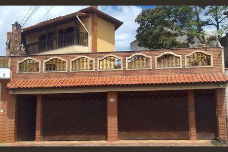 Casa para alugar com 220m², 4 quartos e 8 vagasFachada