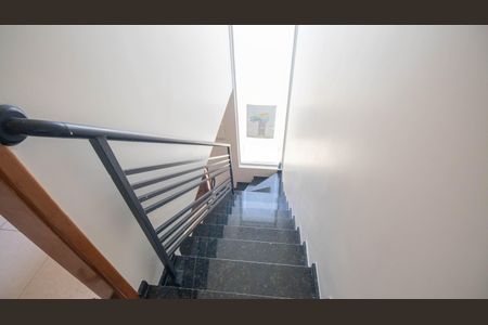 Casa de condomínio à venda com 65m², 2 quartos e 1 vaga Casa de condomínio à venda com 65m², 2 quartos e 1 vagaEscada