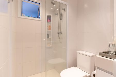Apartamento à venda com 74m², 2 quartos e 2 vagas Apartamento à venda com 74m², 2 quartos e 2 vagasBanheiro da Suíte