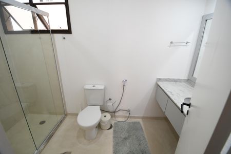 Banheiro de apartamento à venda com 1 quarto, 50m² em Cambuí, Campinas