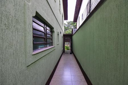 Casa à venda com 220m², 4 quartos e 6 vagasCorredor Externo