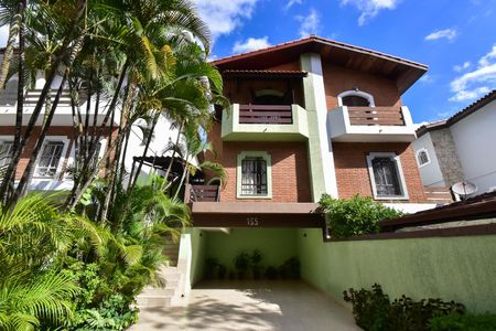 Casa à venda com 220m², 4 quartos e 6 vagasFachada