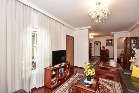 Casa à venda com 220m², 4 quartos e 6 vagasSala