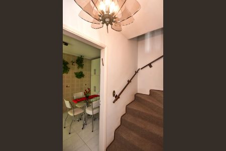 Casa à venda com 220m², 4 quartos e 6 vagasEscada