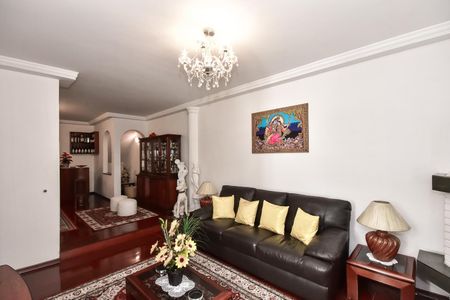 Casa à venda com 220m², 4 quartos e 6 vagasSala