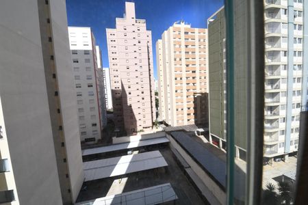 Sala - Vista de apartamento à venda com 3 quartos, 107m² em Centro, Campinas