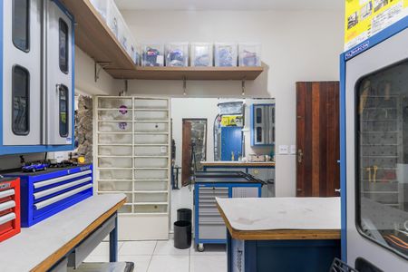 Casa à venda com 250m², 3 quartos e 3 vagas Casa à venda com 250m², 3 quartos e 3 vagasOficina