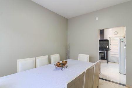 Casa à venda com 250m², 3 quartos e 3 vagas Casa à venda com 250m², 3 quartos e 3 vagasCopa
