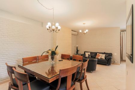 Casa à venda com 250m², 3 quartos e 3 vagas Casa à venda com 250m², 3 quartos e 3 vagasSala de Jantar