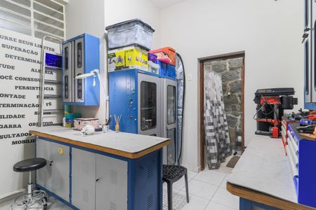 Casa à venda com 250m², 3 quartos e 3 vagas Casa à venda com 250m², 3 quartos e 3 vagasOficina