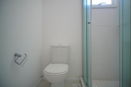 Banheiro  de apartamento para alugar com 2 quartos, 55m² em Jardim Carvalho, Porto Alegre