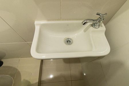 Lavabo de apartamento para alugar com 1 quarto, 40m² em Capão da Imbuia, Pinhais