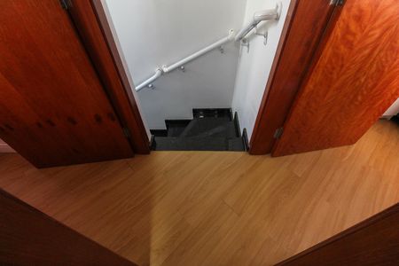 Casa de condomínio para alugar com 55m², 2 quartos e 2 vagas Casa de condomínio para alugar com 55m², 2 quartos e 2 vagasEscada