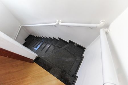 Casa de condomínio para alugar com 55m², 2 quartos e 2 vagas Casa de condomínio para alugar com 55m², 2 quartos e 2 vagasEscada