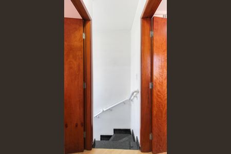 Casa de condomínio para alugar com 55m², 2 quartos e 2 vagas Casa de condomínio para alugar com 55m², 2 quartos e 2 vagasEscada