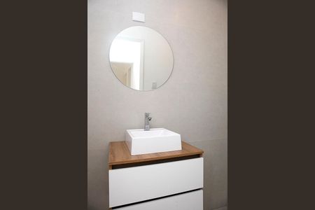 Banheiro de apartamento à venda com 1 quarto, 62m² em Petrópolis, Porto Alegre