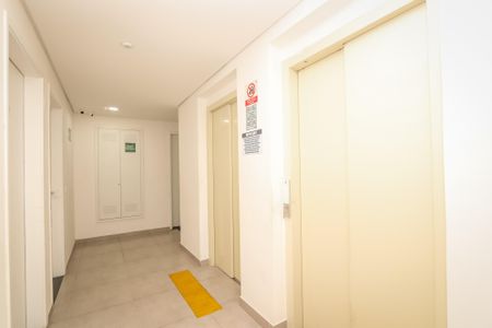 Apartamento à venda com 41m², 2 quartos e 1 vaga Apartamento à venda com 41m², 2 quartos e 1 vagaHall Social