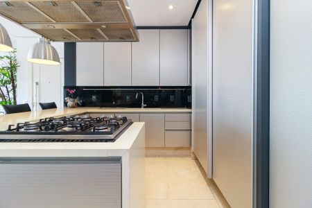 Apartamento para alugar com 285m², 3 quartos e 3 vagas Apartamento para alugar com 285m², 3 quartos e 3 vagasCozinha