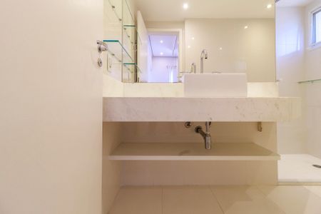 Apartamento para alugar com 285m², 3 quartos e 3 vagas Apartamento para alugar com 285m², 3 quartos e 3 vagasBanheiro da Suíte 1