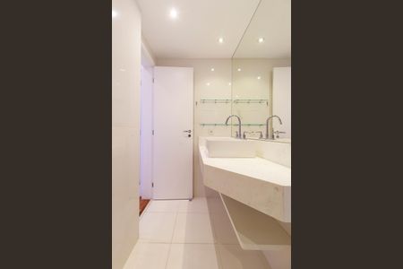 Apartamento para alugar com 285m², 3 quartos e 3 vagas Apartamento para alugar com 285m², 3 quartos e 3 vagasBanheiro da Suíte 1