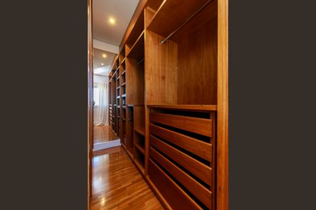 Apartamento para alugar com 285m², 3 quartos e 3 vagas Apartamento para alugar com 285m², 3 quartos e 3 vagasCloset da Suíte 1