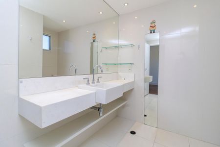 Apartamento para alugar com 285m², 3 quartos e 3 vagas Apartamento para alugar com 285m², 3 quartos e 3 vagasBanheiro da Suíte 2