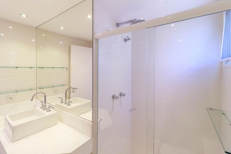 Apartamento para alugar com 285m², 3 quartos e 3 vagas Apartamento para alugar com 285m², 3 quartos e 3 vagasBanheiro da Suíte 1