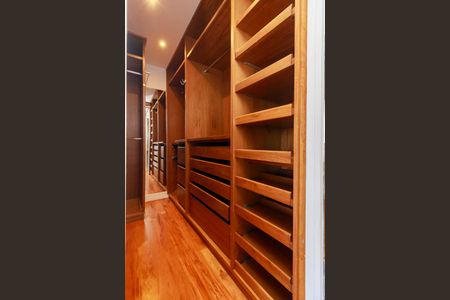 Apartamento para alugar com 285m², 3 quartos e 3 vagas Apartamento para alugar com 285m², 3 quartos e 3 vagasCloset da suíte 3