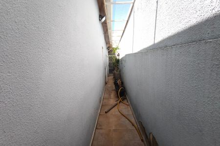 Casa à venda com 120m², 2 quartos e 2 vagas Casa à venda com 120m², 2 quartos e 2 vagasCorredor - Quintal