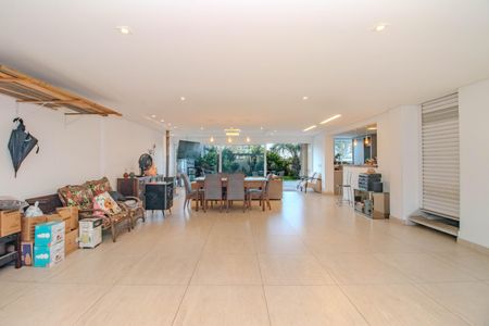 Casa à venda com 330m², 3 quartos e 3 vagasGaragem