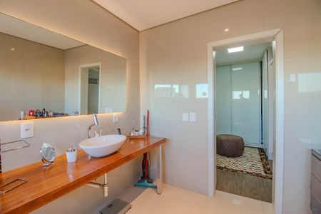 Casa à venda com 330m², 3 quartos e 3 vagasBanheiro da Suíte 1