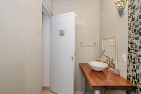 Casa à venda com 330m², 3 quartos e 3 vagasBanheiro Social