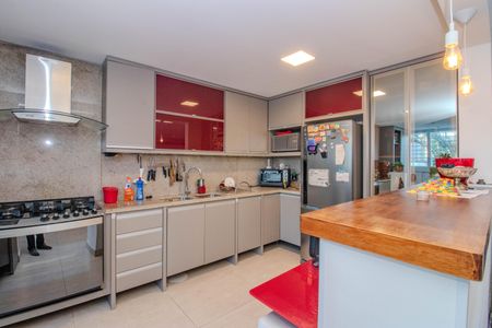 Casa à venda com 330m², 3 quartos e 3 vagasCozinha e Área de Serviço