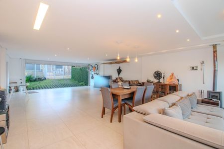 Casa à venda com 330m², 3 quartos e 3 vagasGaragem