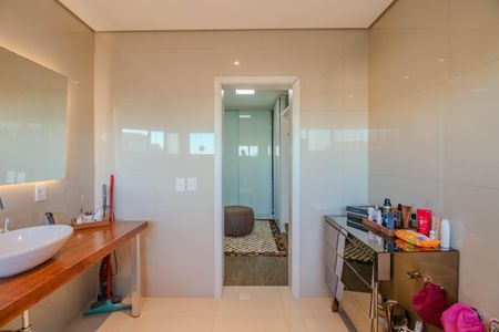 Casa à venda com 330m², 3 quartos e 3 vagasBanheiro da Suíte 1