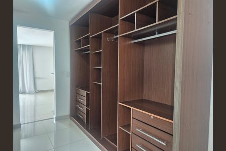 Casa de condomínio para alugar com 190m², 3 quartos e 2 vagas Casa de condomínio para alugar com 190m², 3 quartos e 2 vagasCloset suite 2