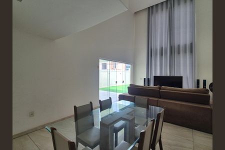 Sala de casa de condomínio para alugar com 3 quartos, 190m² em Vargem Pequena, Rio de Janeiro